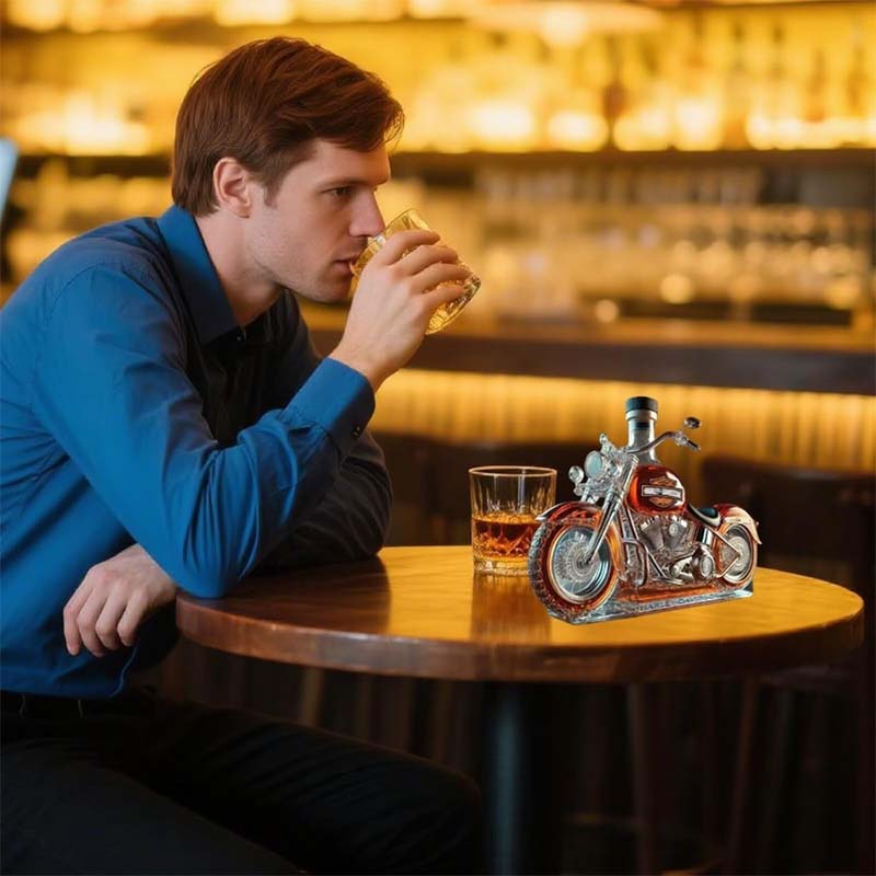 MotoFlaska™ – Raw design meets classic whisky tradition.