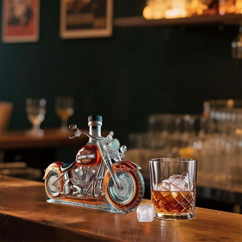 MotoFlaska™ – Raw design meets classic whisky tradition.